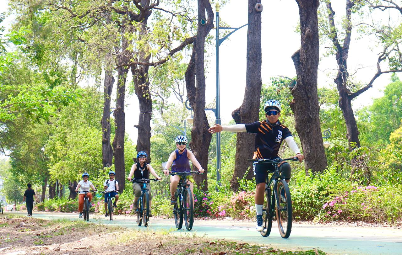 Angkor Wat & Banteay Srei 2-Day Cycling Tour